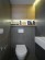 Toaleta s úložnými prostory a poličkou na záchodovou četbu (foto: Filip Šlapal)